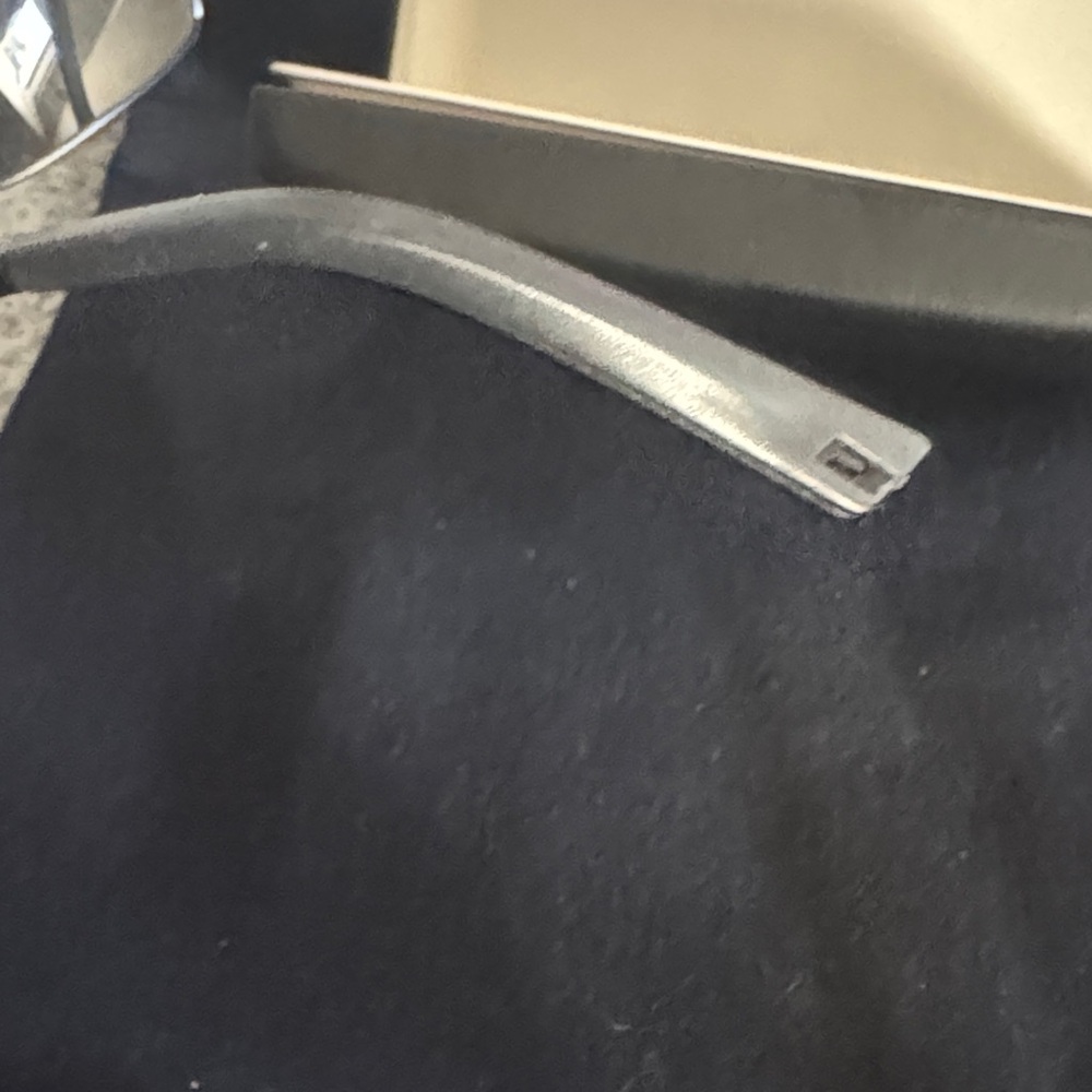 Stylish Black Rectangular Sunglasses - image 7